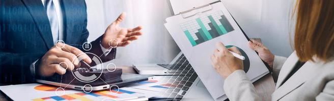 geschäftsleute treffen sich, um die diagrammdaten des finanzberichts im teamarbeits- und buchhaltungskonzept des finanzberaters zu analysieren und zu diskutieren und zu brainstormen. foto