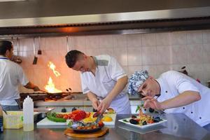 Koch bereitet Essen zu foto