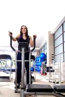 Frauen, die im Fitnessstudio auf Spinning-Rädern trainieren foto