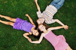 glückliche Kinder im Freien foto