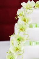 Hochzeitstorte Detail mit Orchideenblumen