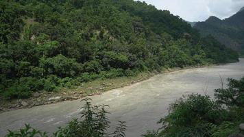 Laufender Fluss inmitten von Hügeln Bild HD. foto