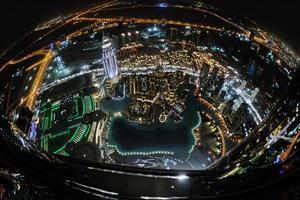 Panorama der Innenstadt von Dubai bei Nacht foto