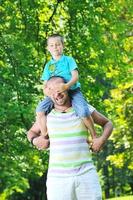 glücklicher vater und sohn haben spaß im park foto