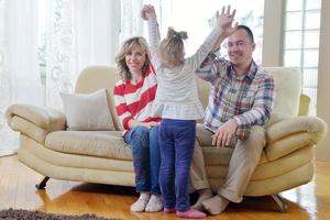 glückliche junge familie zu hause foto