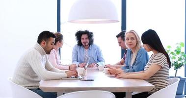 Startup-Business-Team bei einem Treffen in einem modernen Bürogebäude foto