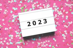 frohes neues jahr 2023 party feier flach lag mit konfetti in pink foto