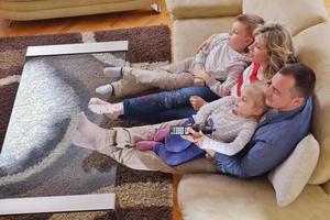 glückliche junge familie zu hause foto