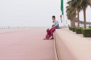 Mutter und süßes kleines Mädchen auf der Promenade am Meer foto