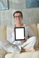 Frau mit Tablet-PC zu Hause foto