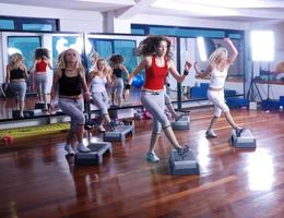 Mädchen treten in ein Fitnesscenter foto