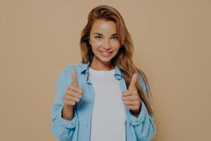 glückliche junge frau, die blaues langarmhemd über weißem t-shirt trägt foto