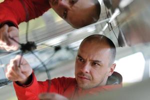 männlicher Solarpanel-Ingenieur am Arbeitsplatz foto
