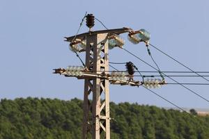 elektrische Leitungen, die Hochspannungsstrom führen. foto