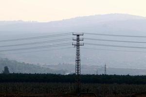 elektrische Leitungen, die Hochspannungsstrom führen. foto