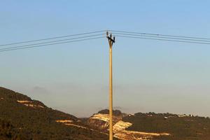 elektrische Leitungen, die Hochspannungsstrom führen. foto