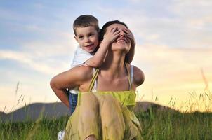 Frau Kind im Freien foto