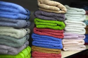 Handtücher gestapelt. Handtuch für Badezimmer. foto