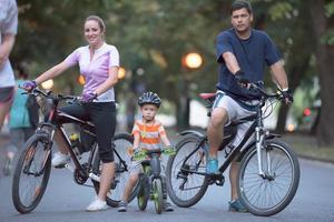 junge Familie mit Fahrrädern foto