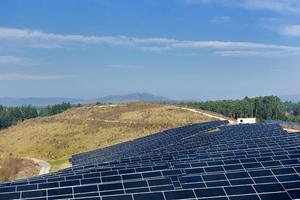 Sonnenkollektorfeld für erneuerbare Energien foto