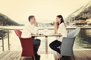 paar beim lanch in einem schönen restaurant foto