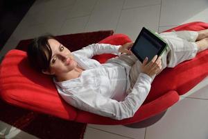 Frau mit Tablet-PC foto