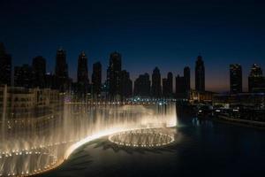 dubai, 2022 - musikalischer brunnen in dubai foto