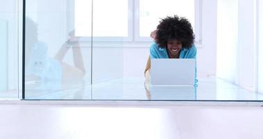 schwarze Frauen mit Laptop-Computer auf dem Boden foto