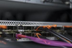 Netzwerk-Serverraum Nahaufnahme auf Glasfaser-Hub oder Switch für digitale Kommunikation und Internet im Supercomputer des Großrechner-Corporate-Business-Rechenzentrums. foto