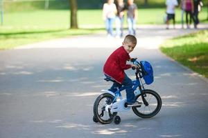 Junge auf dem Fahrrad im Park foto