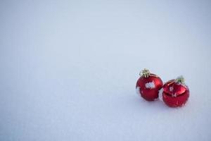 Weihnachtskugel im Schnee foto