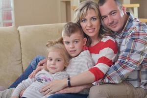 glückliche junge familie zu hause foto