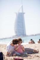 Mutter und Tochter am Strand foto