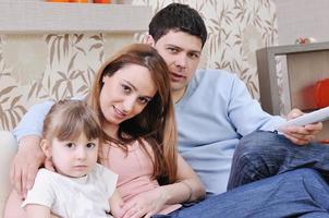 glückliche junge familie zu hause foto