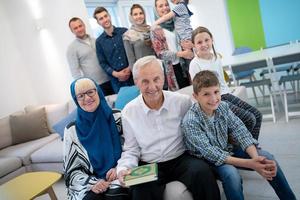 Porträt einer glücklichen modernen muslimischen Familie foto