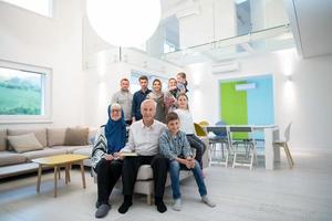 Porträt einer glücklichen modernen muslimischen Familie foto