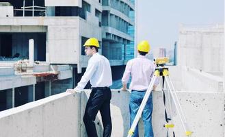 Architektenteam auf der Baustelle foto