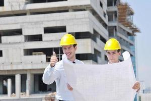 Architektenteam auf der Baustelle foto