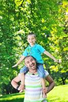 glücklicher vater und sohn haben spaß im park foto