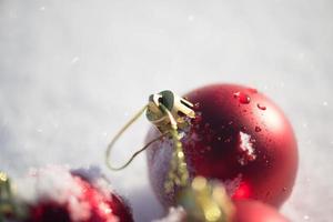 rote Weihnachtskugel im Neuschnee foto