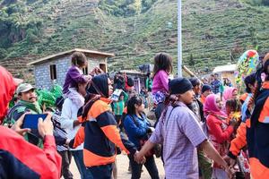 dieng, indonesien - 1. august 2015. dieng-kulturfestival, touristen folgen der dreadlocks-prozession während der dieng-kulturfestivalveranstaltung in dieng, banjarnegara-bezirk, zentrales java foto