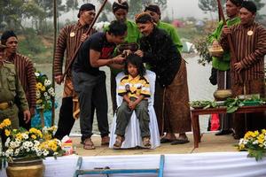 dieng, indonesien - 1. august 2015. dieng-kulturfestival, touristen folgen der dreadlocks-prozession während der dieng-kulturfestivalveranstaltung in dieng, banjarnegara-bezirk, zentrales java foto