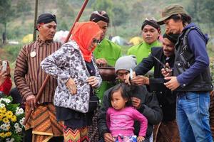 dieng, indonesien - 1. august 2015. dieng-kulturfestival, touristen folgen der dreadlocks-prozession während der dieng-kulturfestivalveranstaltung in dieng, banjarnegara-bezirk, zentrales java foto