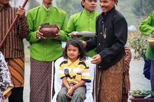 dieng, indonesien - 1. august 2015. dieng-kulturfestival, touristen folgen der dreadlocks-prozession während der dieng-kulturfestivalveranstaltung in dieng, banjarnegara-bezirk, zentrales java foto