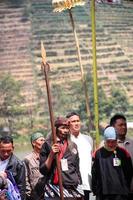 dieng, indonesien - 1. august 2015. dieng-kulturfestival, touristen folgen der dreadlocks-prozession während der dieng-kulturfestivalveranstaltung in dieng, banjarnegara-bezirk, zentrales java foto