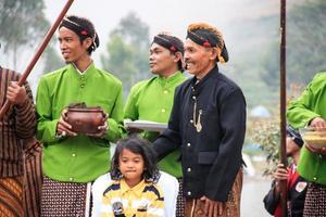 dieng, indonesien - 1. august 2015. dieng-kulturfestival, touristen folgen der dreadlocks-prozession während der dieng-kulturfestivalveranstaltung in dieng, banjarnegara-bezirk, zentrales java foto