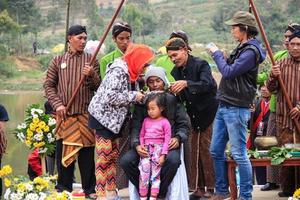 dieng, indonesien - 1. august 2015. dieng-kulturfestival, touristen folgen der dreadlocks-prozession während der dieng-kulturfestivalveranstaltung in dieng, banjarnegara-bezirk, zentrales java foto