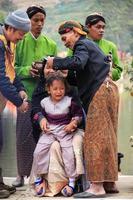 dieng, indonesien - 1. august 2015. dieng-kulturfestival, touristen folgen der dreadlocks-prozession während der dieng-kulturfestivalveranstaltung in dieng, banjarnegara-bezirk, zentrales java foto