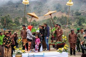 dieng, indonesien - 1. august 2015. dieng-kulturfestival, touristen folgen der dreadlocks-prozession während der dieng-kulturfestivalveranstaltung in dieng, banjarnegara-bezirk, zentrales java foto