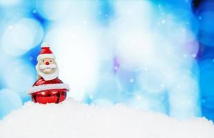 weihnachtsmann und weihnachtsdekoration auf abstraktem hintergrund und schneeflocken foto